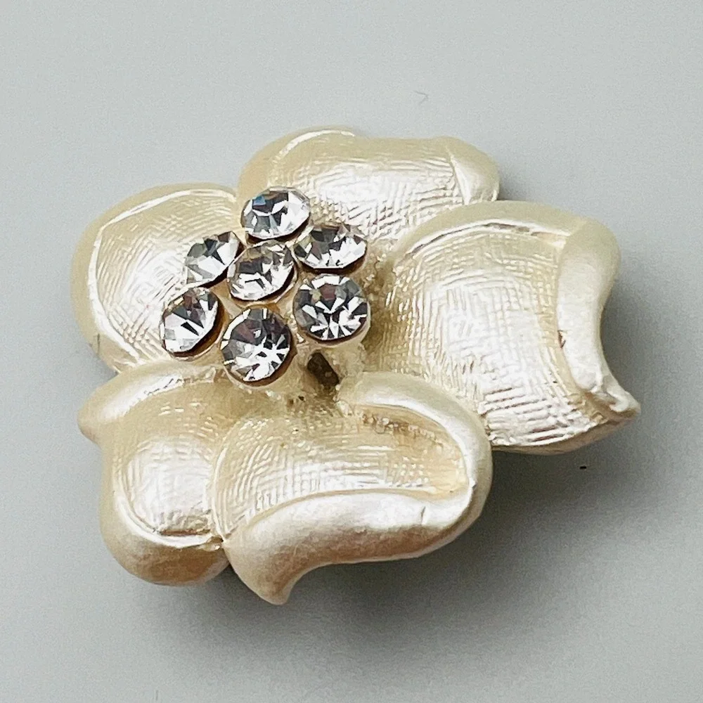Vintage Cream Floral Brooch Rhinestone Center Textured Petals Flower‎ Pin